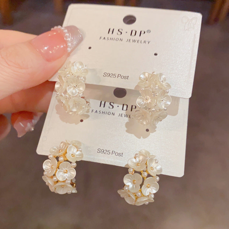 花朵C形簡約耳環－商品主圖｜https://igowo.tw/