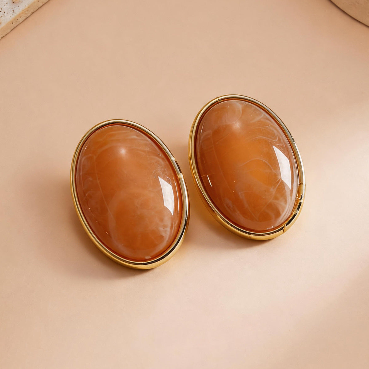 壓克力橢圓暈染耳釘－16#銀針-卡其款細節13｜https://igowo.tw/