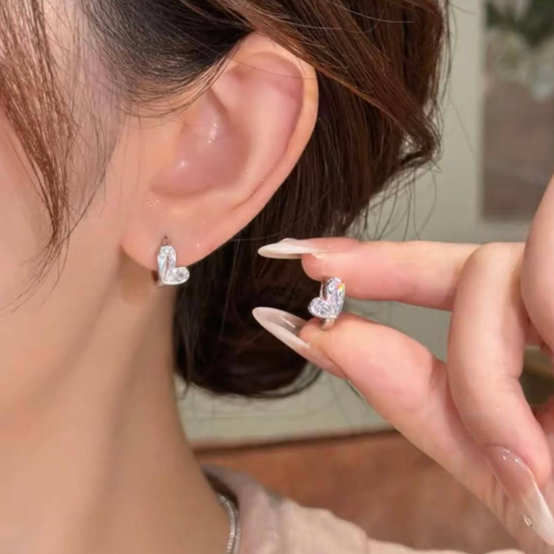 銀色愛心鋯石耳環女小眾設計精致時尚耳扣輕奢高級感簡約百搭耳環