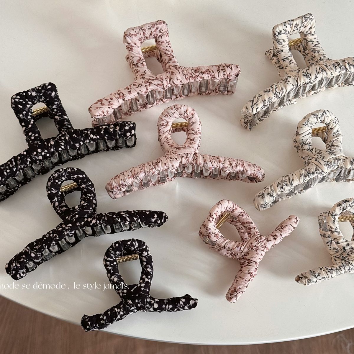 布面碎花交叉纏繞髮夾－商品主圖｜https://igowo.tw/