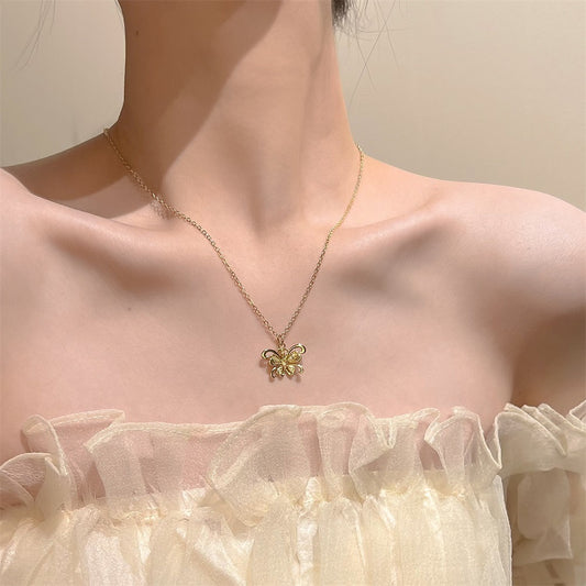 鋯石蝴蝶鏤空墜飾項鍊－商品主圖｜https://igowo.tw/