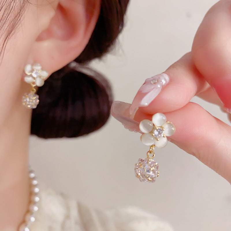 貓眼石花朵簡約耳墜－第二視角實拍｜https://igowo.tw/