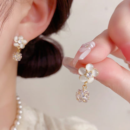 貓眼石花朵簡約耳墜－第二視角實拍｜https://igowo.tw/