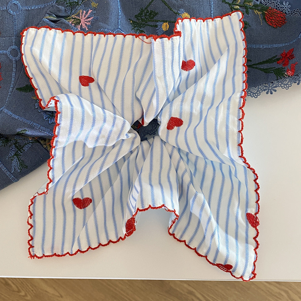 櫻桃大腸圈刺繡髮圈－藍色條紋愛心腸圈款細節｜https://igowo.tw/