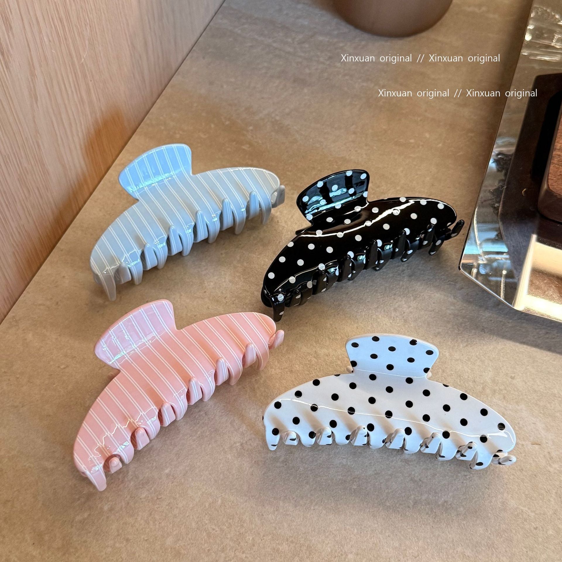 波點格紋鯊魚夾－白色款細節｜https://igowo.tw/