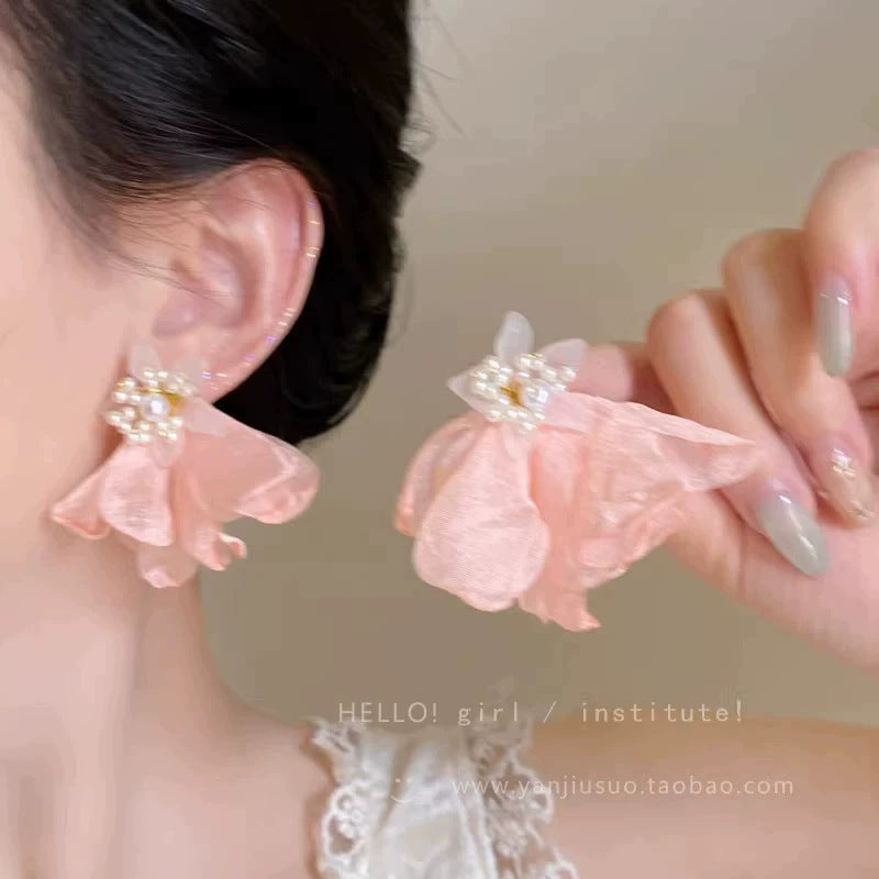 白色花朵耳環－金款細節｜https://igowo.tw/