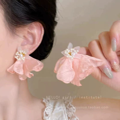 白色花朵耳環－金款細節｜https://igowo.tw/
