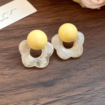 黃色樹脂花朵耳釘－細節特寫46｜https://igowo.tw/