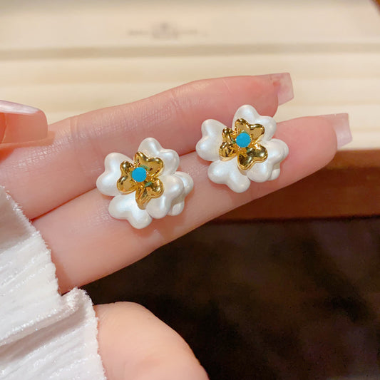白色花朵簡約耳釘－商品主圖｜https://igowo.tw/