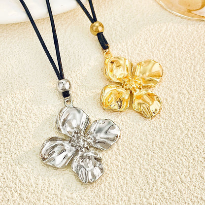 金色金屬花朵誇張項鍊－細節特寫1｜https://igowo.tw/