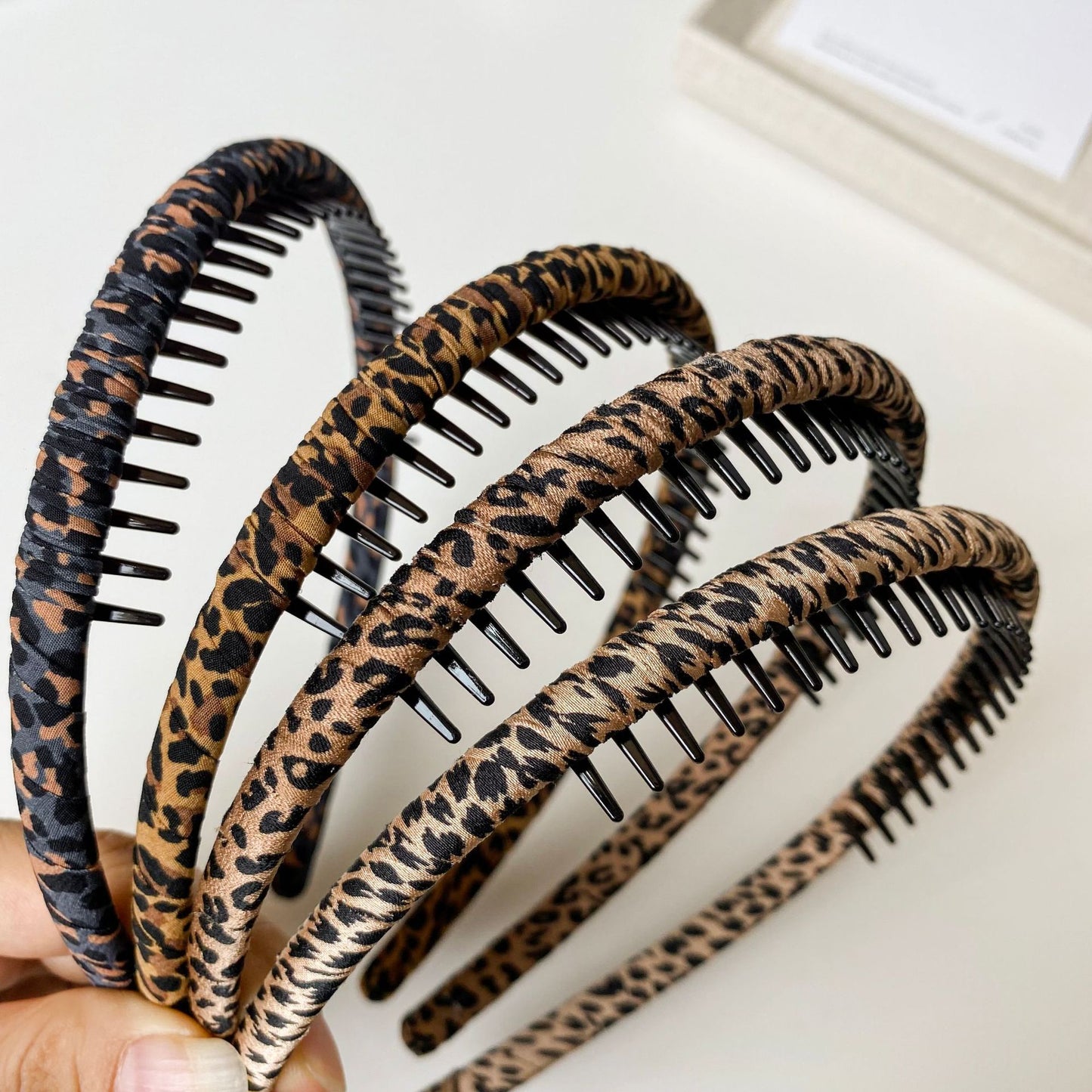 布面豹紋流蘇纏繞髮箍－咖豹紋款細節｜https://igowo.tw/