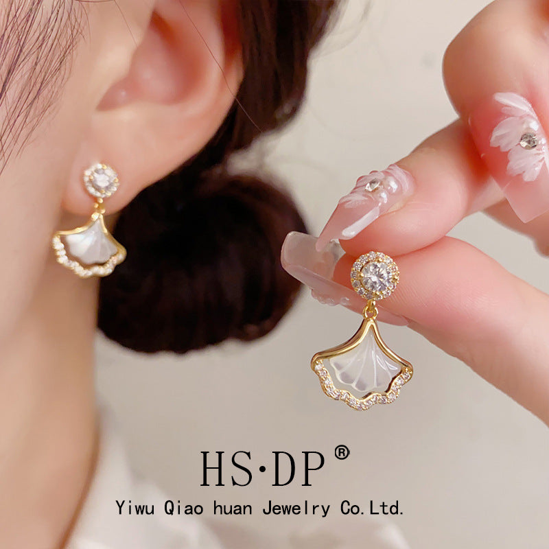 S925貝母鋯石扇形簡約耳釘－商品主圖｜https://igowo.tw/