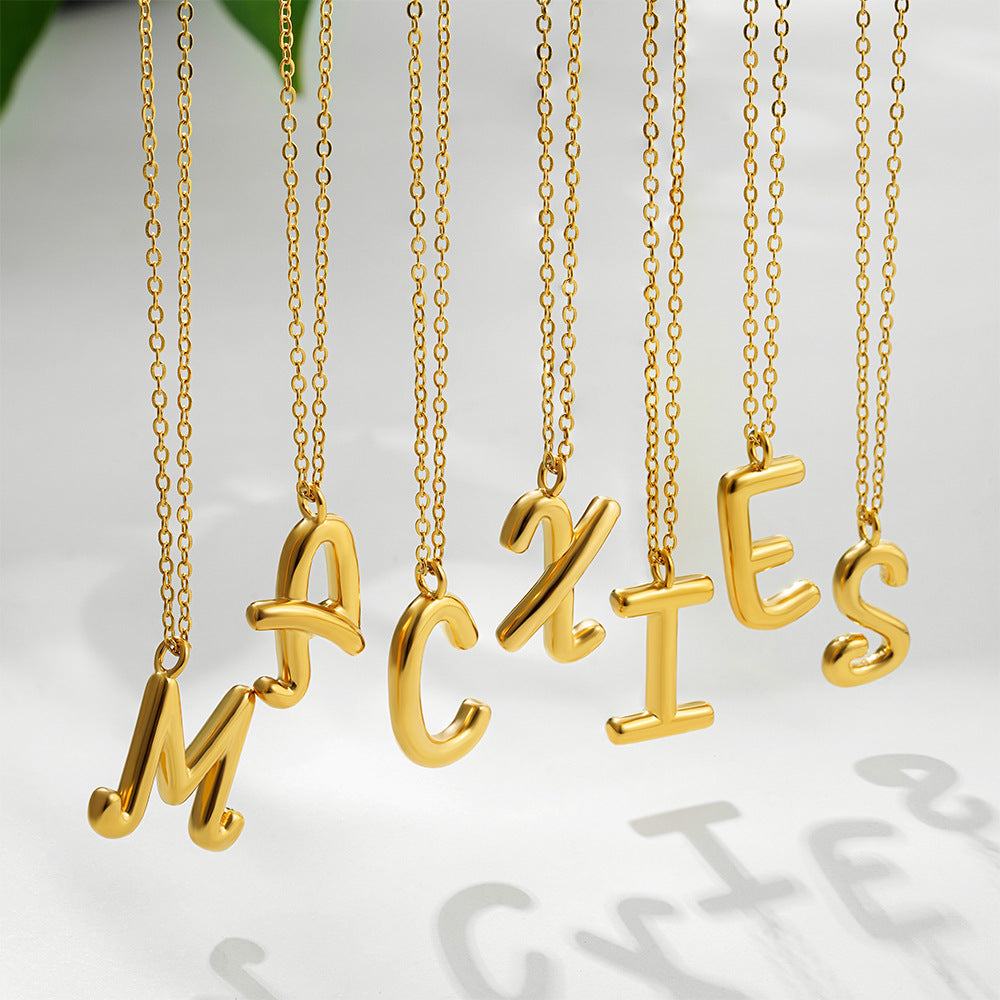 金色字母墜飾簡約項鍊－細節特寫2｜https://igowo.tw/