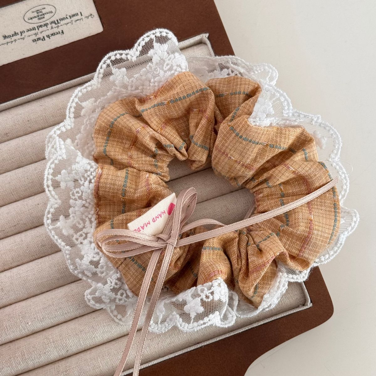 蕾絲布面格紋愛心髮圈－細節特寫10｜https://igowo.tw/