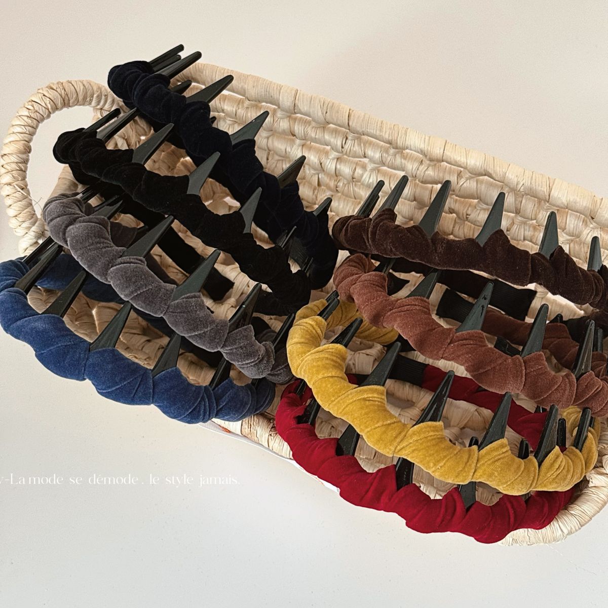 絨面波浪復古髮箍－商品主圖｜https://igowo.tw/