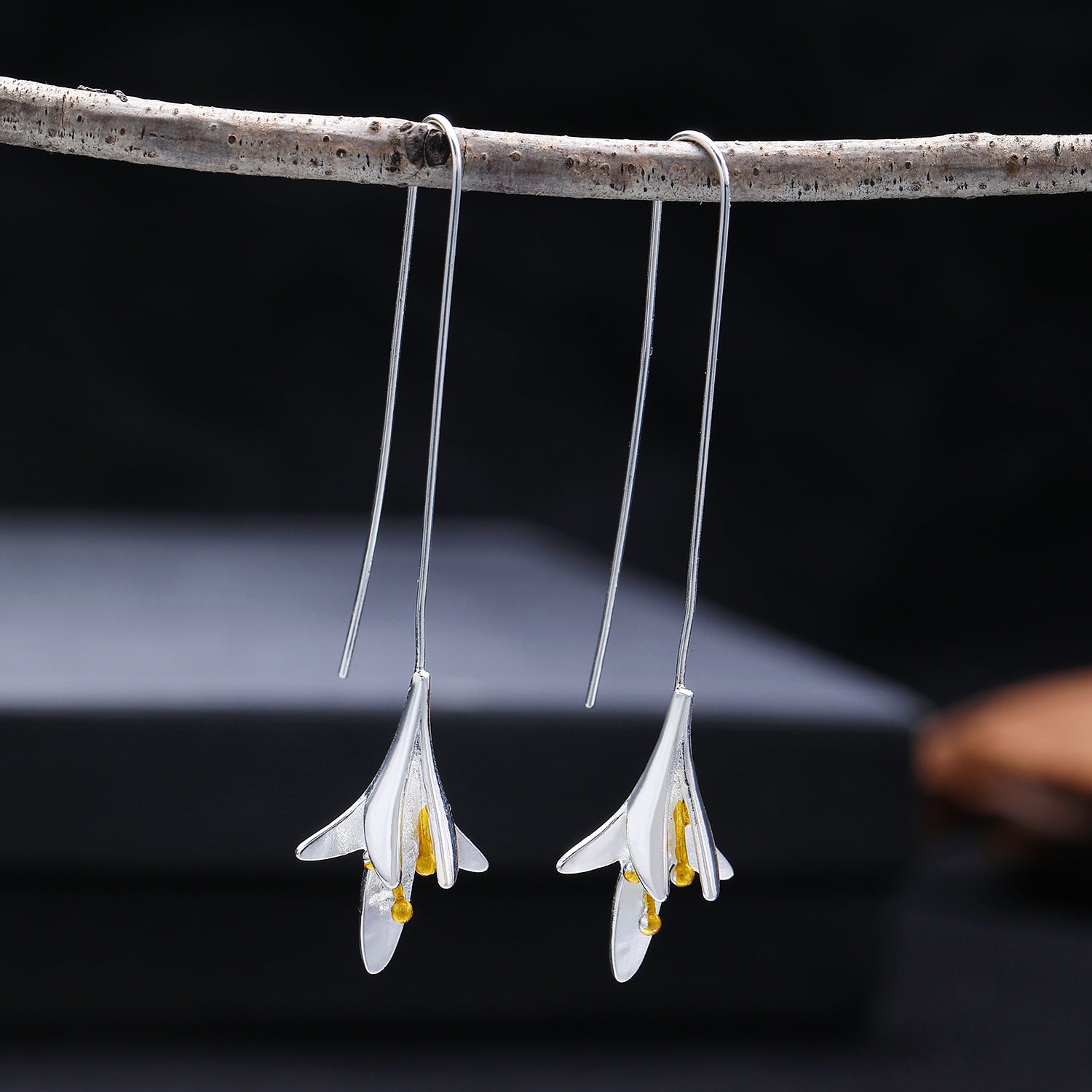 花朵長版復古耳環－第二視角實拍｜https://igowo.tw/