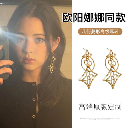 金色銀針花朵鏤空耳環－商品主圖｜https://igowo.tw/