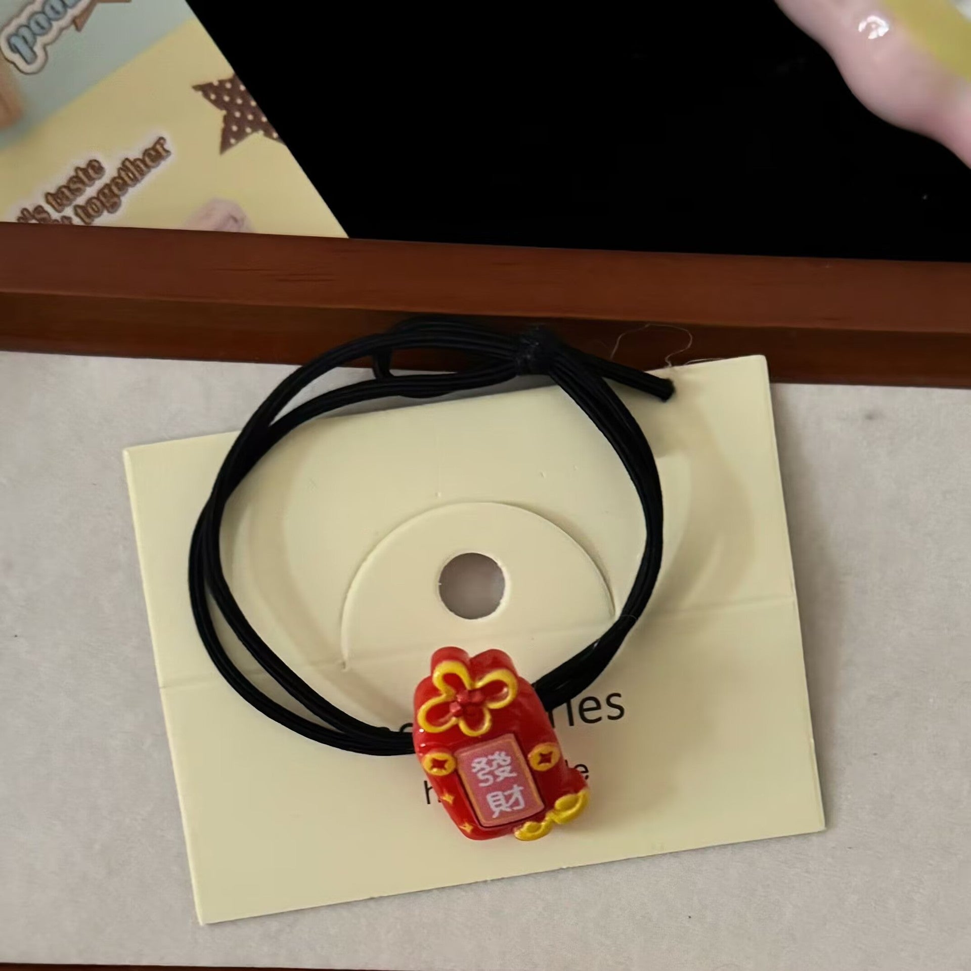 紅色簡約髮圈－發財髮圈款細節1｜https://igowo.tw/