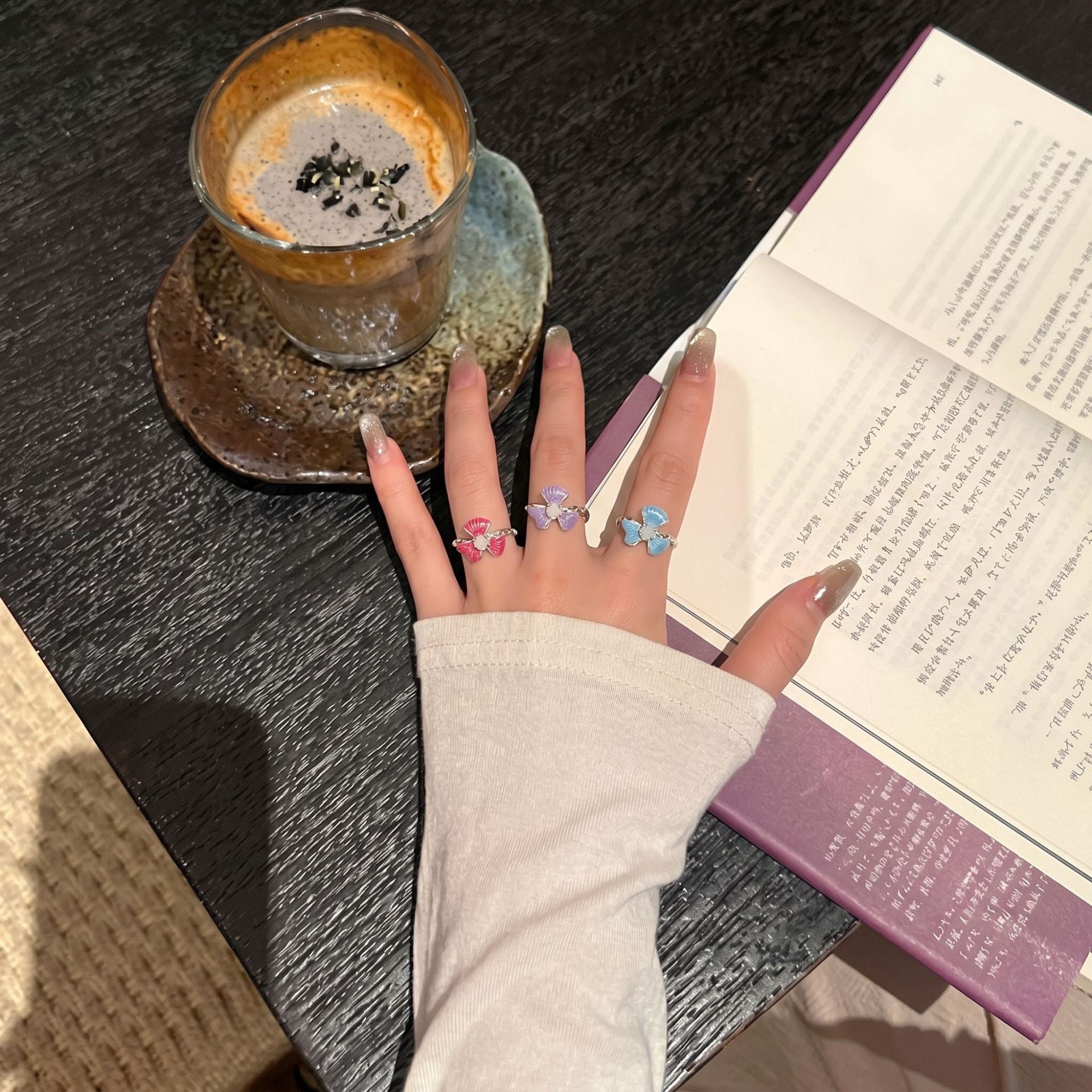 琺瑯花朵可調式戒指－紫色款細節1｜https://igowo.tw/