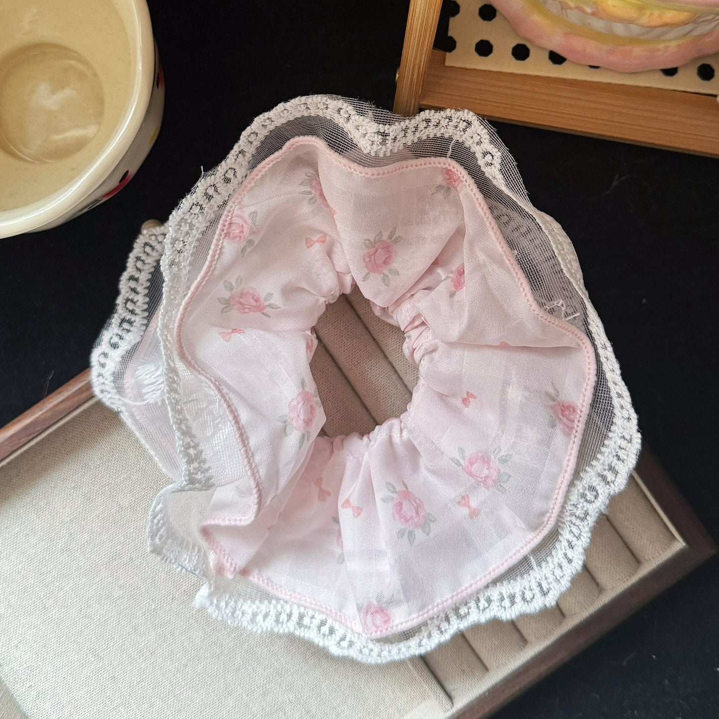粉色蕾絲碎花髮圈－商品主圖｜https://igowo.tw/