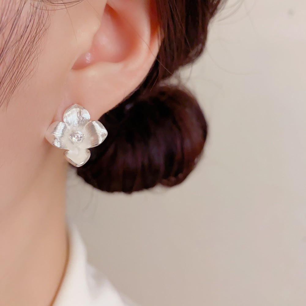 鋯石金屬花朵簡約耳釘－第二視角實拍｜https://igowo.tw/