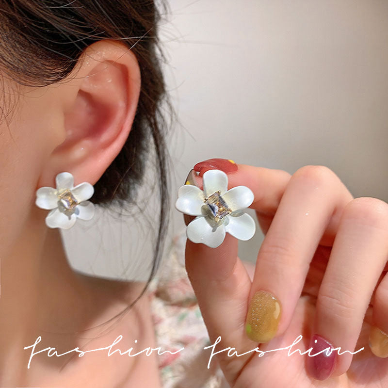 白色鋯石花朵簡約耳釘－商品主圖｜https://igowo.tw/