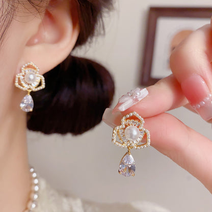 珍珠花朵水滴鑲鑽耳墜－商品主圖｜https://igowo.tw/