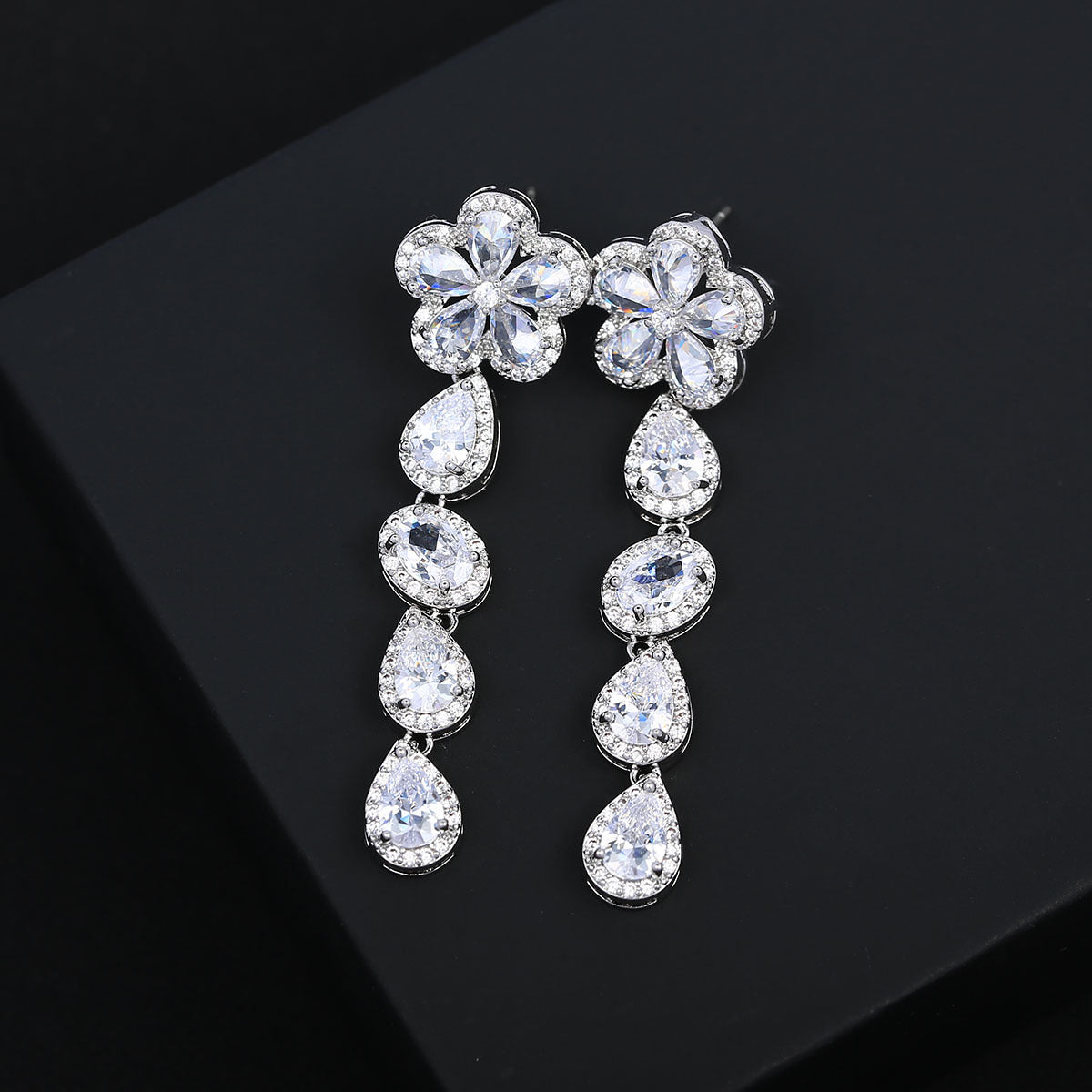 S925彩色鋯石花朵鑲鑽耳環－果綠色款細節｜https://igowo.tw/