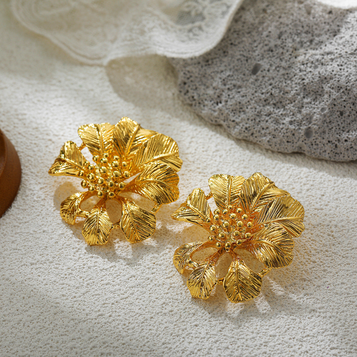 金色太陽花復古耳釘－第二視角實拍｜https://igowo.tw/