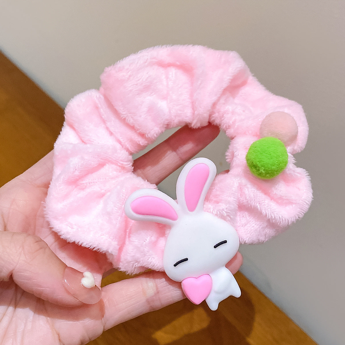 絨面大腸圈草莓髮圈－玉桂狗款細節2｜https://igowo.tw/