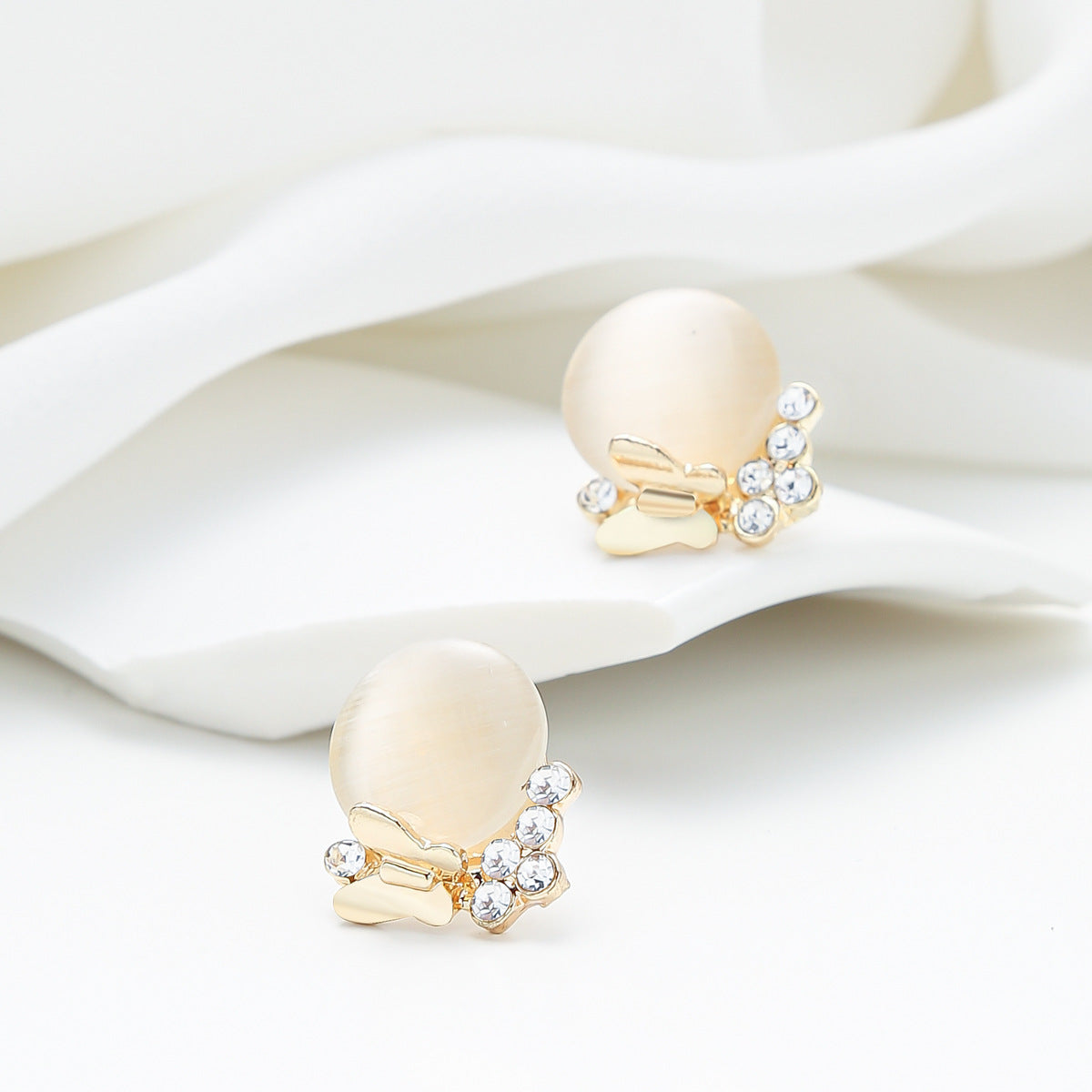 貓眼石蝴蝶鑲鑽耳釘－商品主圖｜https://igowo.tw/