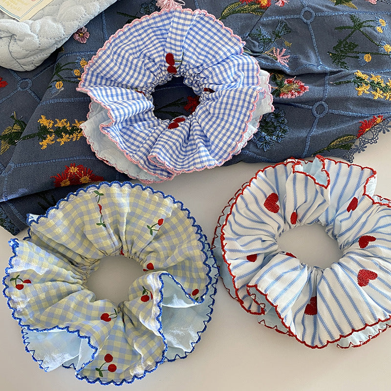櫻桃大腸圈刺繡髮圈－藍綠格紋方巾款實拍｜https://igowo.tw/