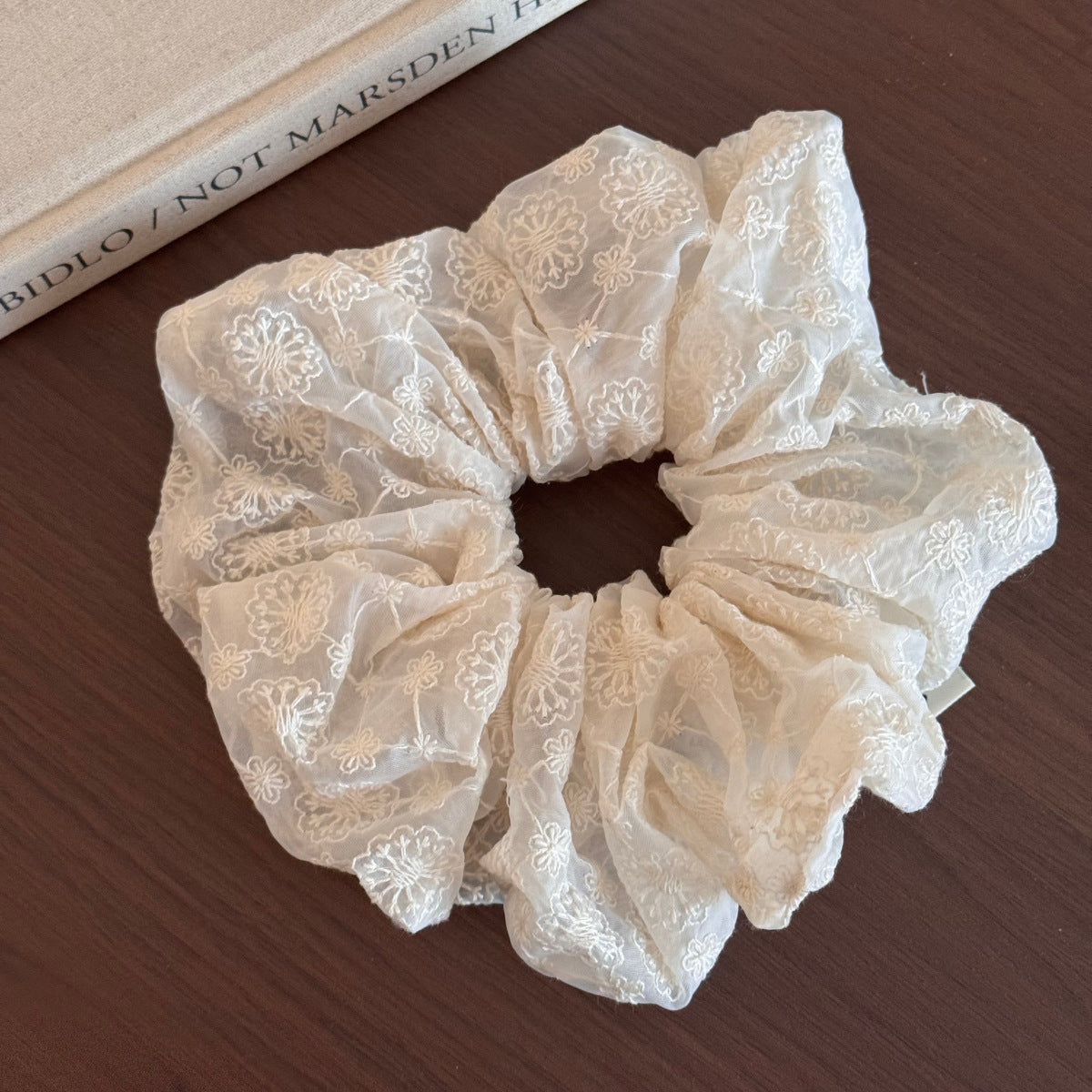 網紗大腸圈刺繡髮圈－細節特寫4｜https://igowo.tw/
