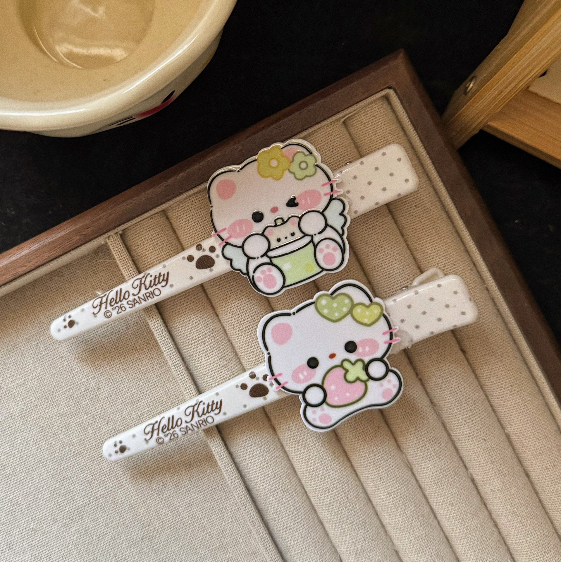 綠色貓咪水果髮夾－草莓貓咪大號髮夾款實拍｜https://igowo.tw/