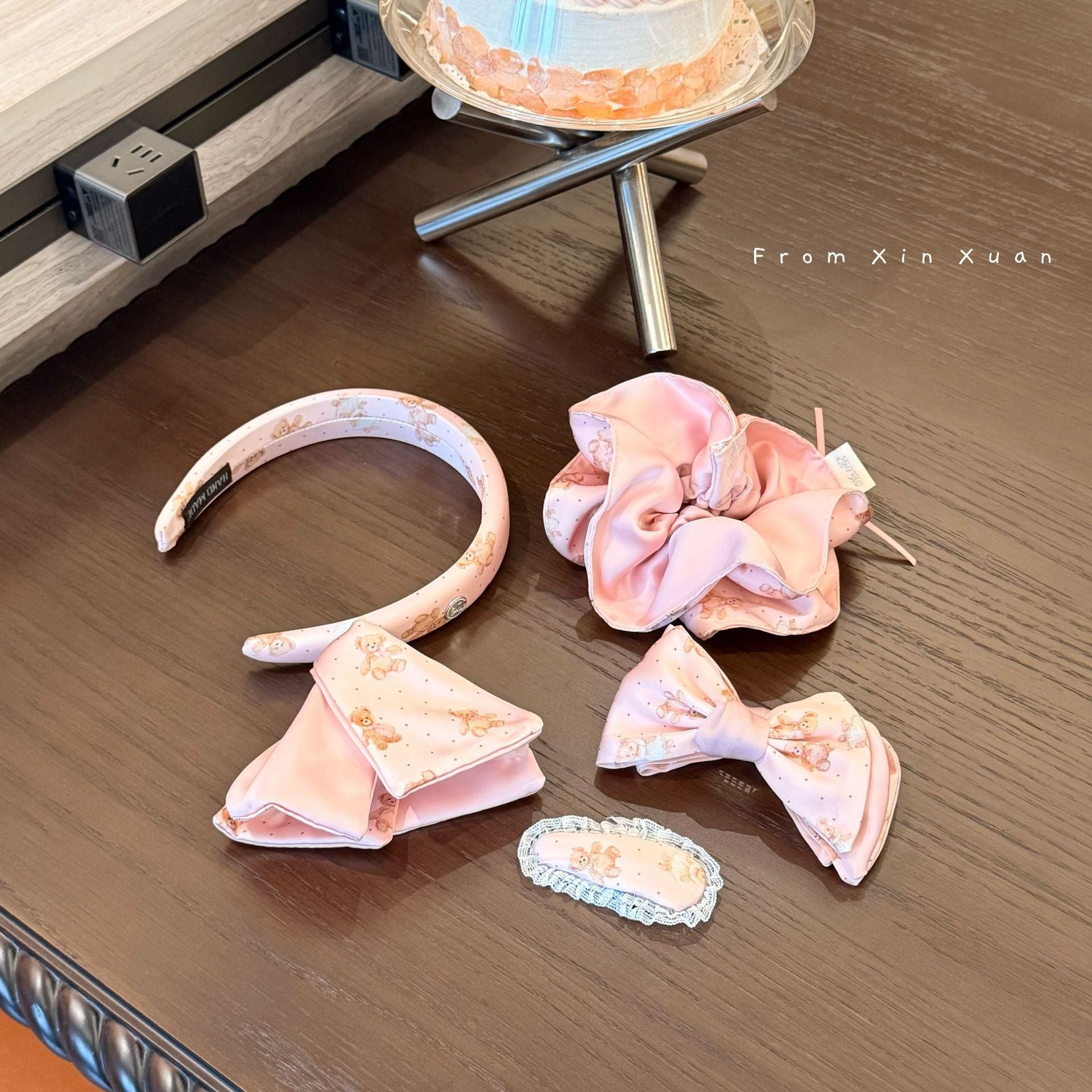 粉色小熊蝴蝶結髮圈－粉色香蕉夾款細節｜https://igowo.tw/