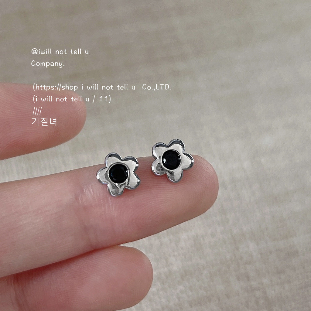 鋯石銀針花朵微鑲耳釘－商品主圖｜https://igowo.tw/