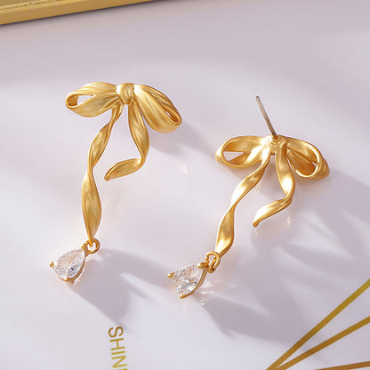 金色鋯石蝴蝶結耳釘－第二視角實拍｜https://igowo.tw/