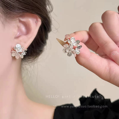 白色花朵耳環－彩款細節｜https://igowo.tw/