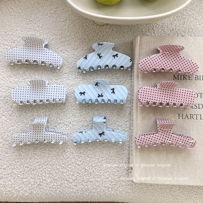 藍色格紋蝴蝶結鯊魚夾－白色波點長方款實拍｜https://igowo.tw/