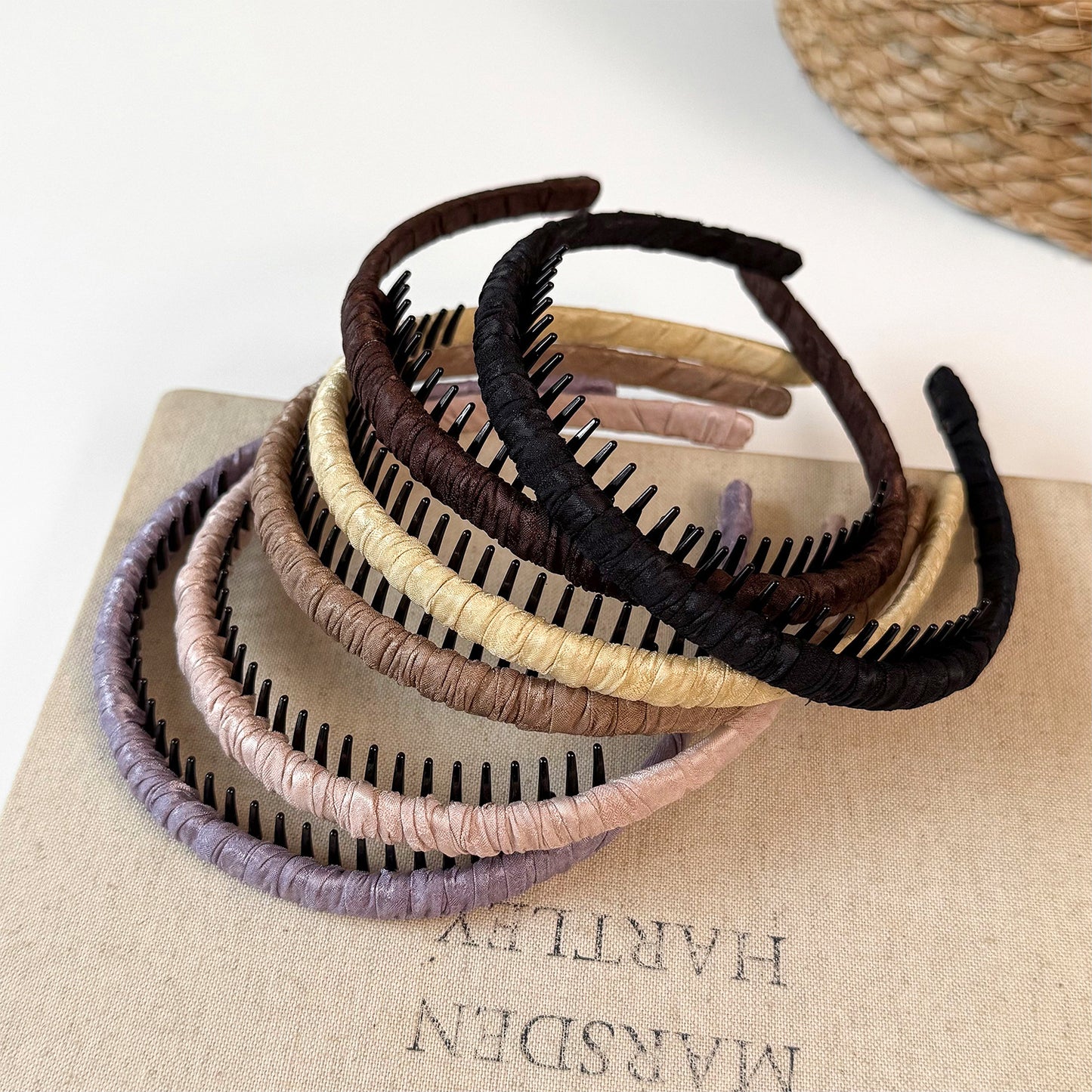 布面纏繞簡約髮箍－商品主圖｜https://igowo.tw/