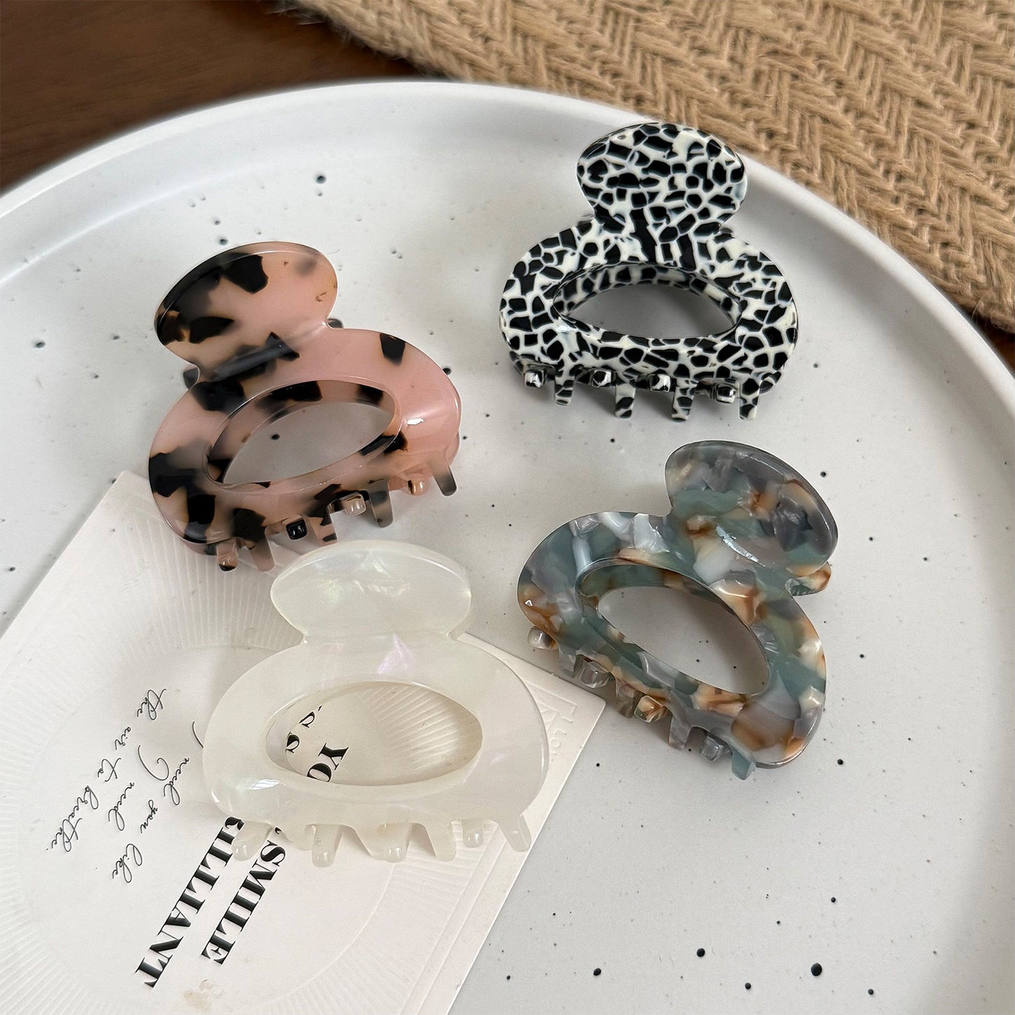 醋酸板材小巧鯊魚夾－米白色款細節｜https://igowo.tw/