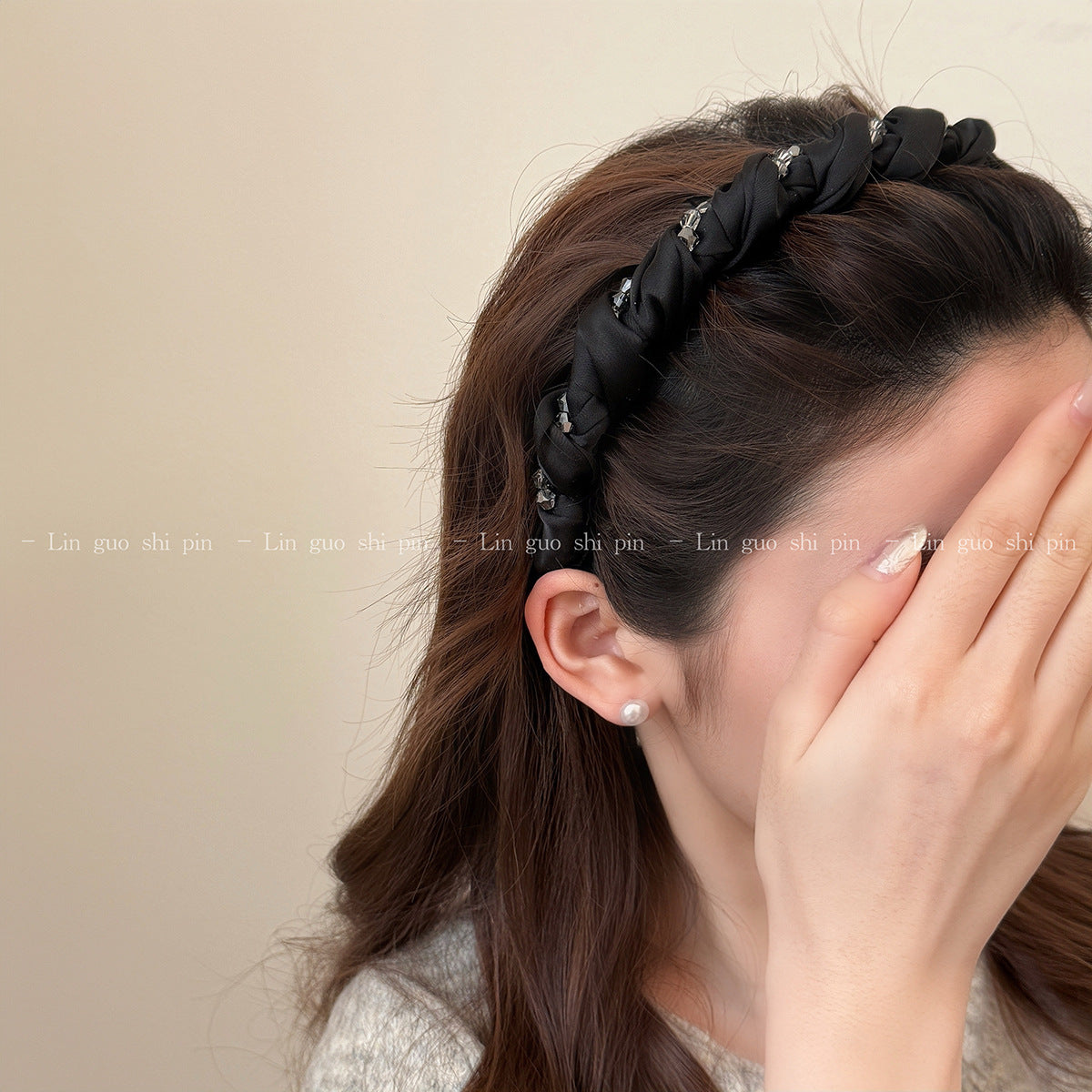 鏈條纏繞鑲鑽髮箍－黑色款實拍｜https://igowo.tw/