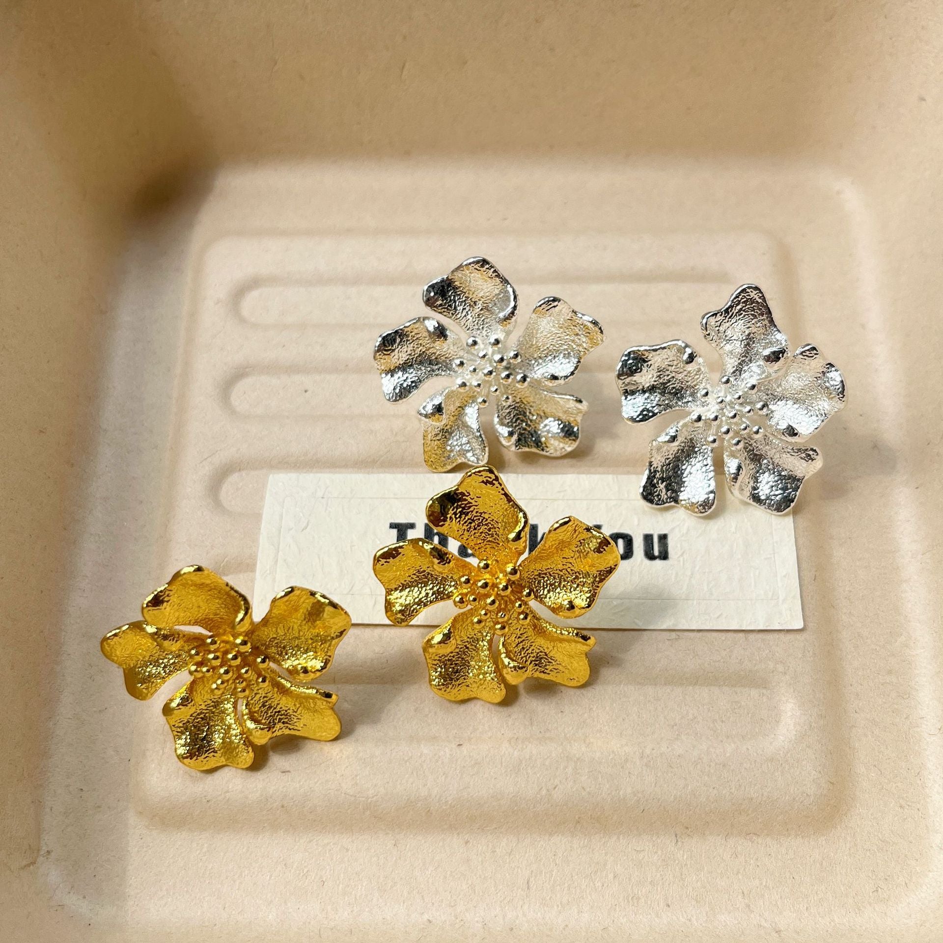 金屬花朵復古簡約耳釘－商品主圖｜https://igowo.tw/