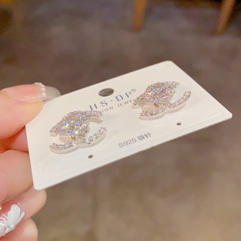 金色鋯石小巧電鍍耳釘－細節特寫1｜https://igowo.tw/
