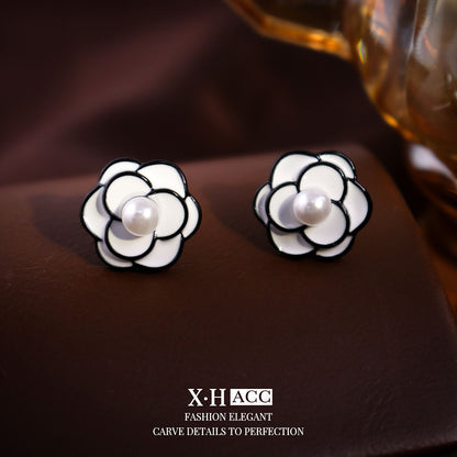 琺瑯山茶花簡約耳釘－商品主圖｜https://igowo.tw/