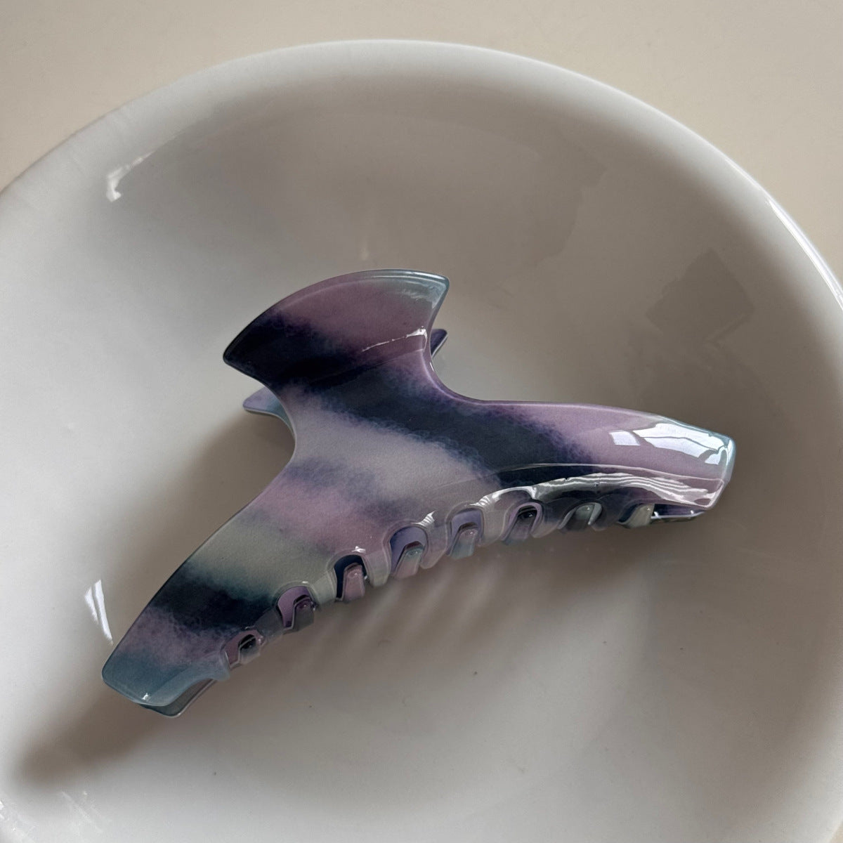 彩色復古鯊魚夾－藍紫斜紋-小扇形款細節｜https://igowo.tw/