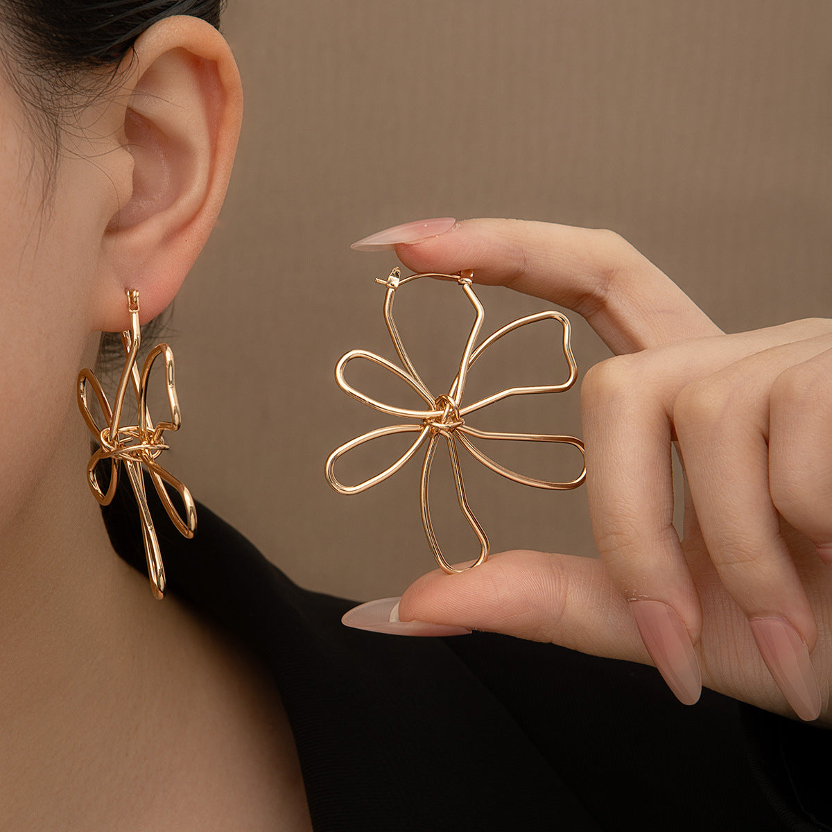 金屬花朵鏤空纏繞耳釘－商品主圖｜https://igowo.tw/