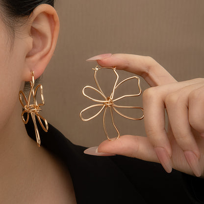 金屬花朵鏤空纏繞耳釘－商品主圖｜https://igowo.tw/