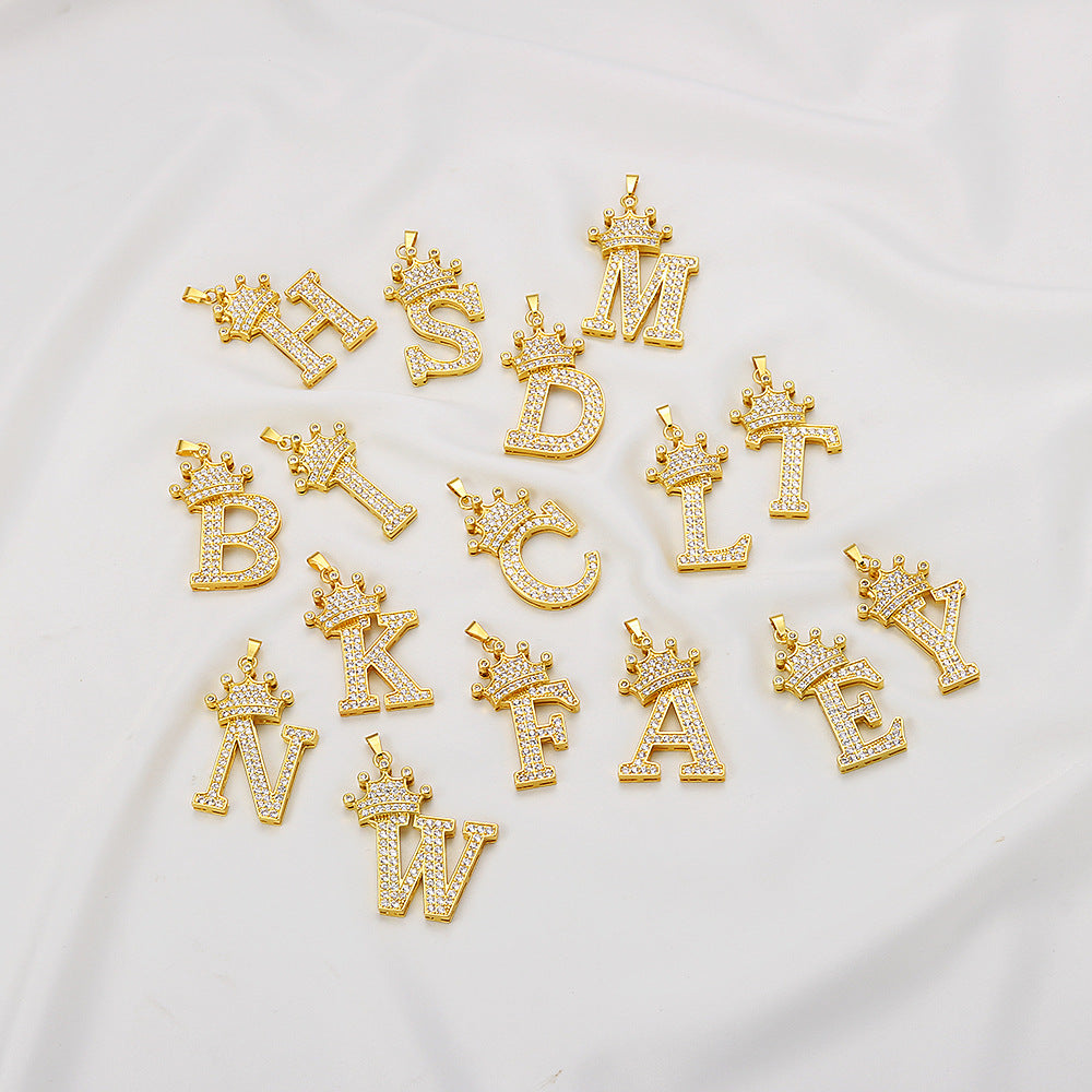 鋯石皇冠字母墜飾項鍊－細節特寫2｜https://igowo.tw/