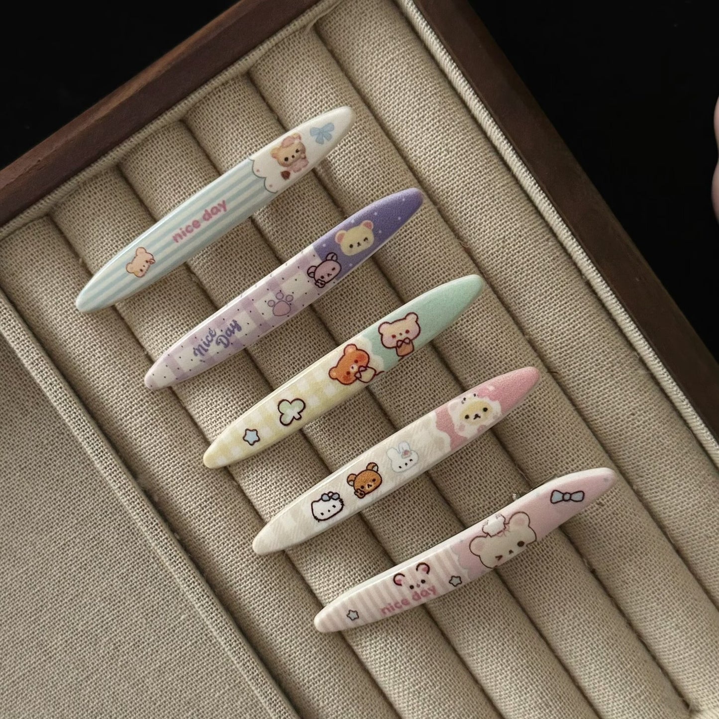 繽紛格紋小熊髮夾－商品主圖｜https://igowo.tw/